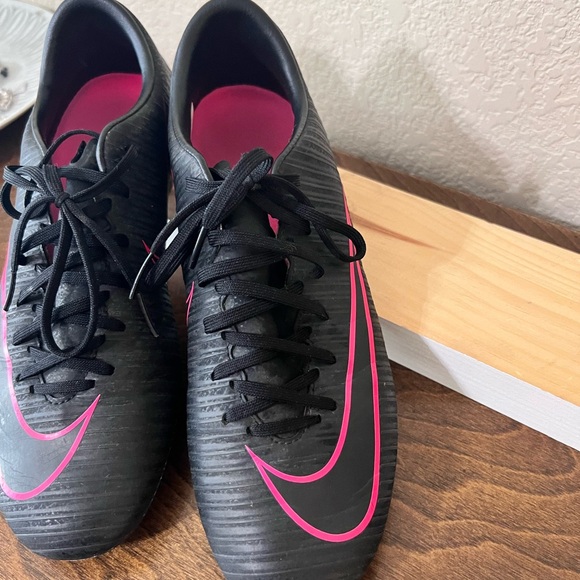 Woman’s Nike Cleats - Picture 7 of 8